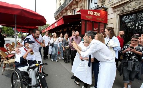 파리 시민들과 사진 찍는 박진호