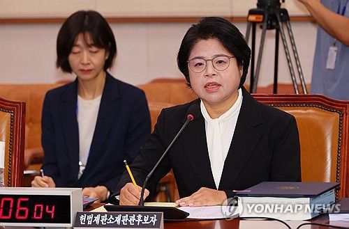 의원 질의에 답하는 김복형 헌법재판관 후보자