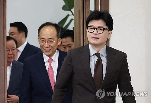 최고위원회의 입장하는 한동훈 대표와 추경호 원내대표