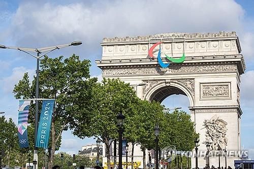 파리 샹젤리제 거리 개선문에 설치된 패럴림픽 상징물 아지토스