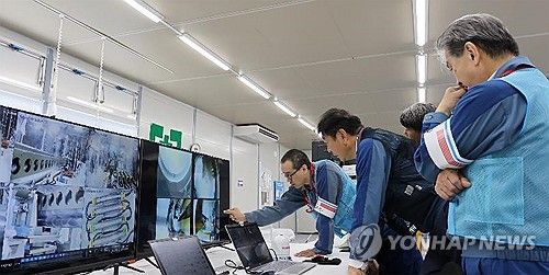 핵연료 잔해 반출 준비 지켜보는 도쿄전력 관계자들