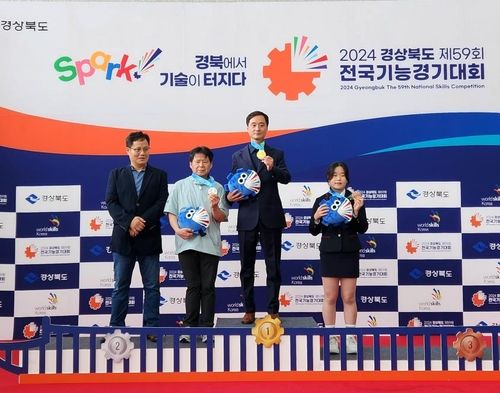 귀금속공예에서 금메달을 딴 김윤봉 선수(우측에서 두번째)