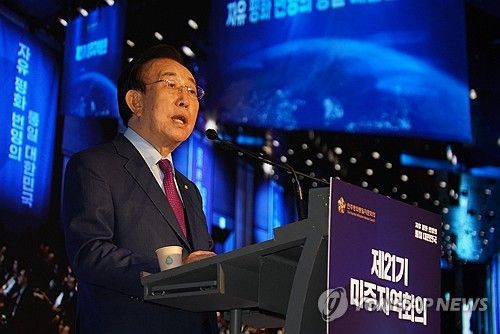 기조연설 하는 김관용 민주평화통일자문회의 수석부의장