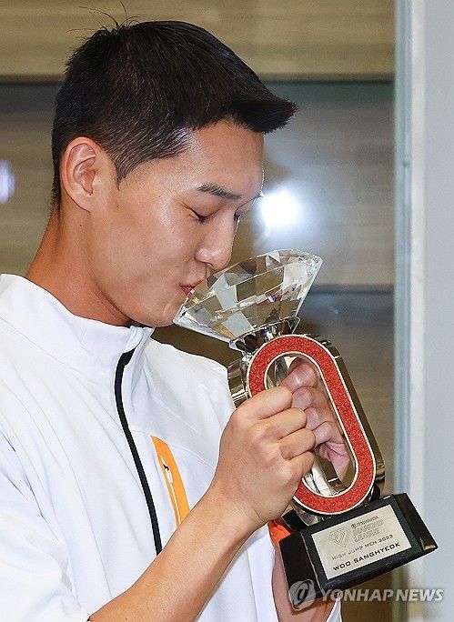 우상혁의 트로피 키스