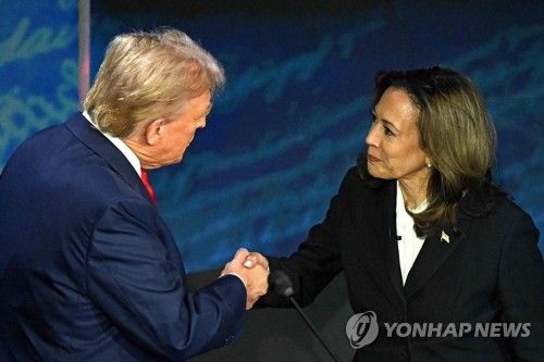 TV 토론 전 악수하는 트럼프와 해리스