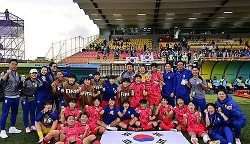 8일 독일과의 조별리그 3차전 승리 뒤 기념 촬영하는 U-20 여자 축구대표팀
