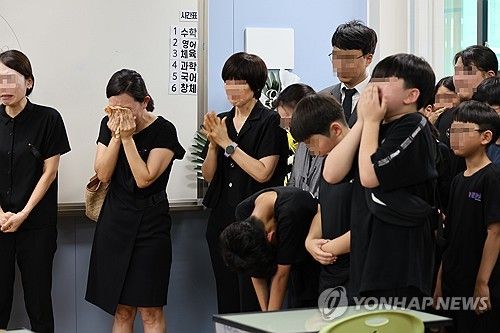 슬픔에 잠긴 교실