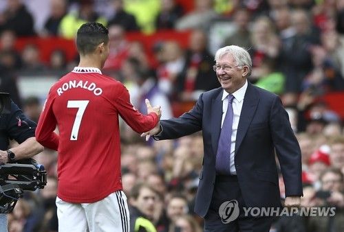 알렉스 퍼거슨 전 맨유 감독과 악수하는 크리스티아누 호날두
