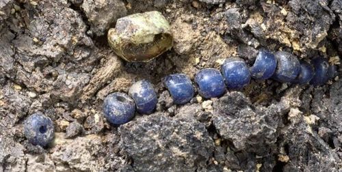 순장자의 치아와 목걸이 모습 