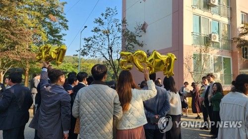 대체복무 소집 해제 기다리는 가족들