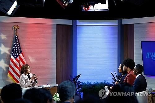 전미흑인언론인협회 토론에 참석한 카멀라 해리스 부통령