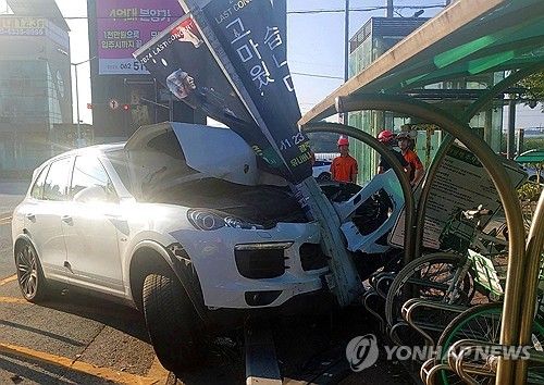 가로등 들이받은 SUV