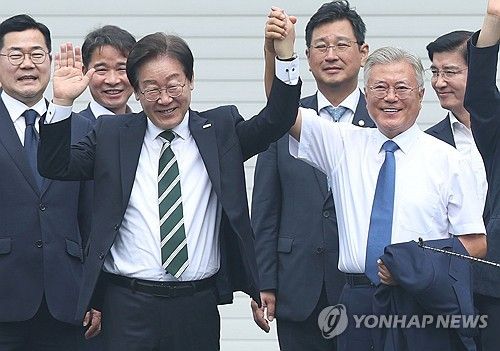 문 전 대통령·민주당 지도부 '손 번쩍'