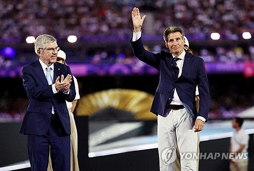 토마스 바흐 현 IOC 위원장(왼쪽)과 코 세계육상연맹 회장 