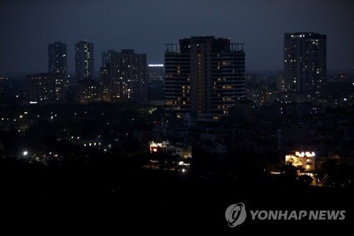 에너지 절약 위해 가로등 꺼진 하노이 거리