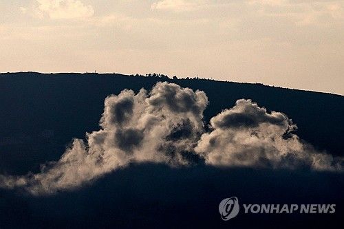 18일(현지시간) 이스라엘군 폭격에 레바논 남부에서 연기 치솟는 모습.