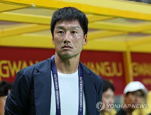 그라운드 응시하는 이정효 감독