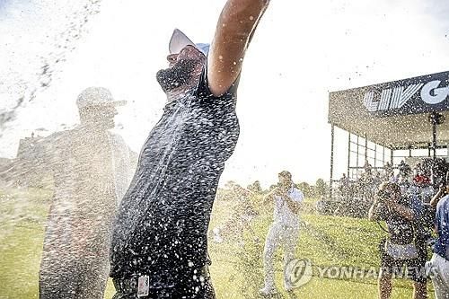 우승 축하 샴페인 세례를 받는 욘 람.