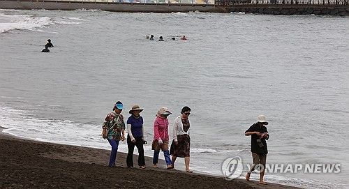 열대야에 바다 찾은 사람들