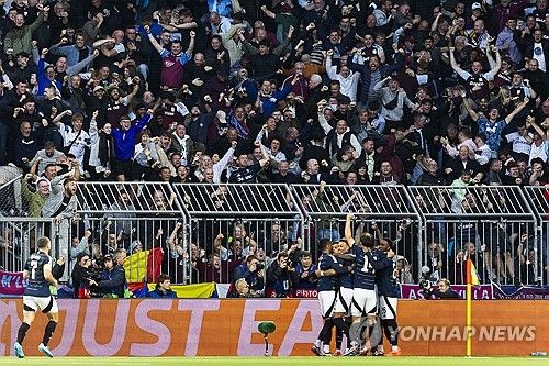 환호하는 애스턴 빌라