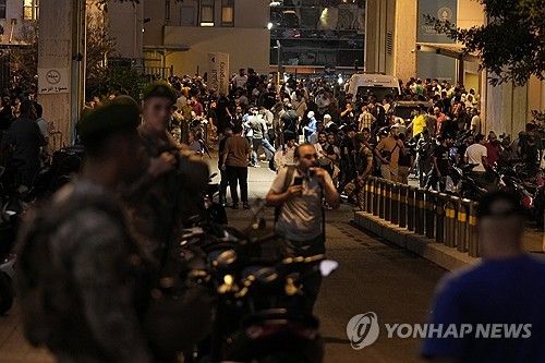 17일(현지시간) 무선호출기 폭발로 사상자 몰려들어 아수라장 된 레바논 베이루트 병원