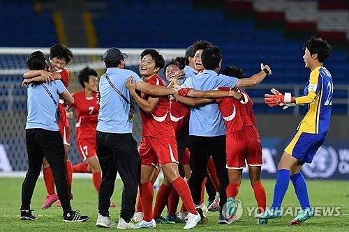 승리를 기뻐하는 북한 U-20 여자 대표팀 선수들
