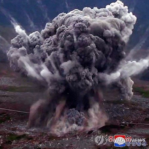 북 "4.5t 초대형 재래식 탄두 장착 신형 미사일 시험발사 성공"