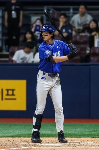 허리를 꼿꼿하게 펴고 타격하는 구자욱