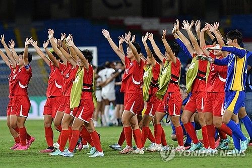 관중석을 향해 손을 흔드는 북한 U-20 여자 대표팀 선수들