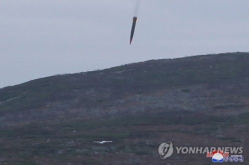 북 "4.5t 초대형 재래식 탄두 장착 신형 미사일 시험발사 성공"