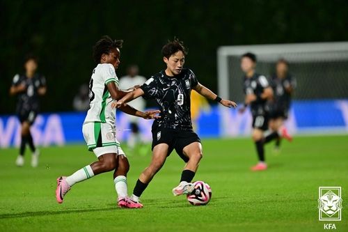 경합하는 한국과 나이지리아 선수들