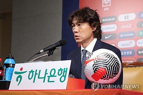 북중미 월드컵 예선 대표팀 명단 발표하는 홍명보 감독