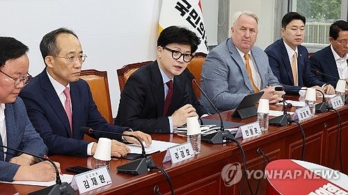 최고위원회의서 발언하는 한동훈 대표