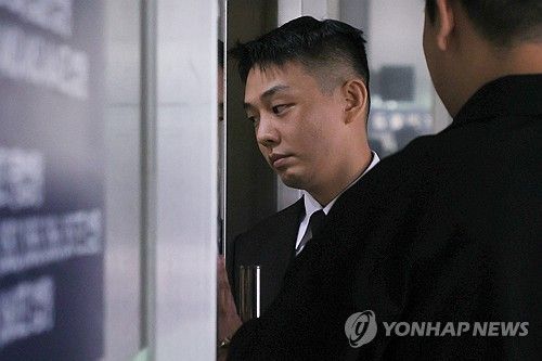 1심 속행 공판 출석하는 유아인