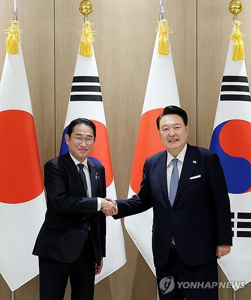 악수하는 한일 정상