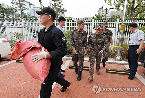 정부서울청사에 떨어진 북한 쓰레기 풍선 내용물