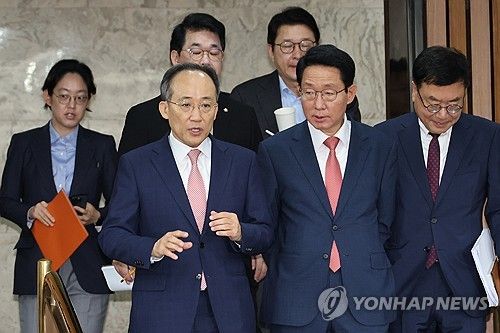 원내대책회의 참석하는 여당 원내지도부