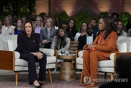 오프라 윈프리의 토크쇼 형식으로 유권자 만난 해리스(좌)