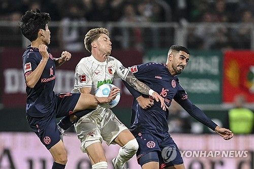 경합하는 홍현석(왼쪽)