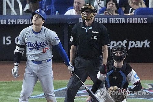 홈런 바라보는 오타니