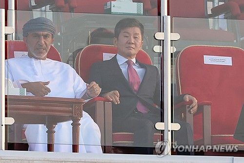 오만전 지켜보는 정몽규 축협 회장