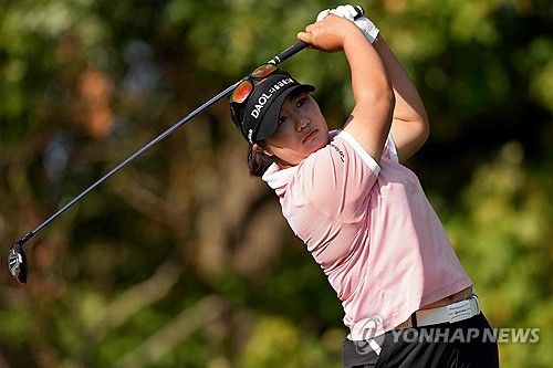 티샷하는 유해란