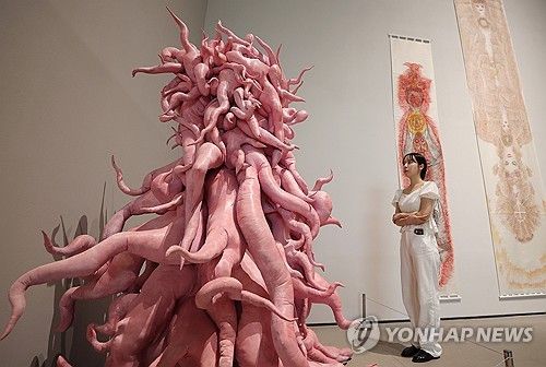 이불 작가의 '몬스터:핑크'