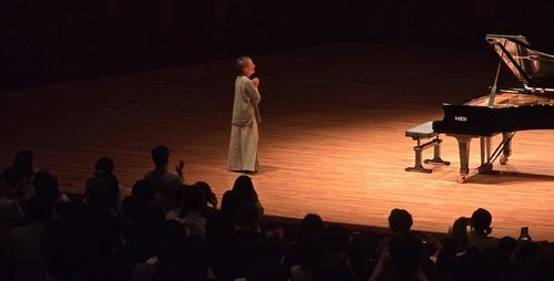 관객의 기립박수에 감격하는 피르스