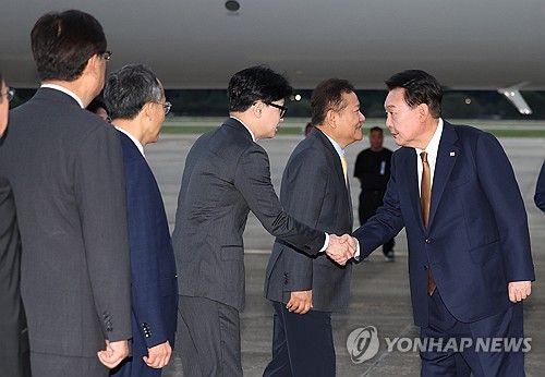 윤석열 대통령, 국민의힘 한동훈 대표와 악수