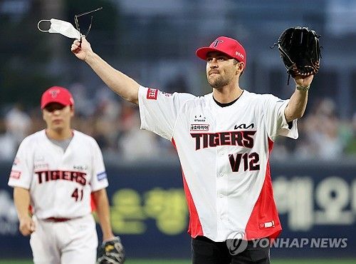 KIA 네일 깜짝 시구