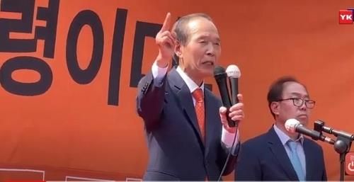 국회의원 특권폐지 집회에서 연설하는 장기표 