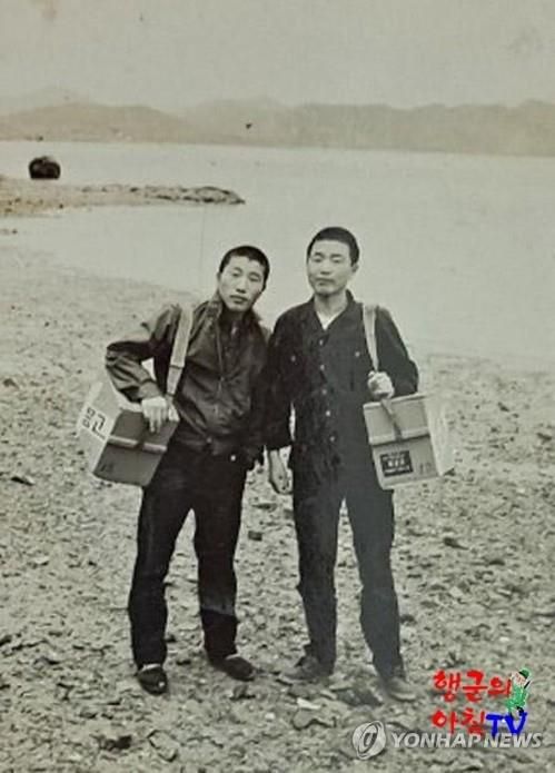 마산공고 3학년 시절의 장기표(오른쪽)