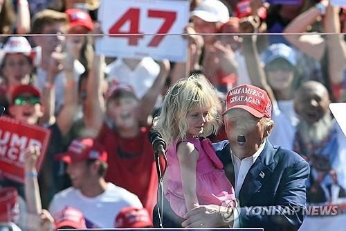 트럼프 전 대통령에 안겨 있는 손녀 캐롤라이나