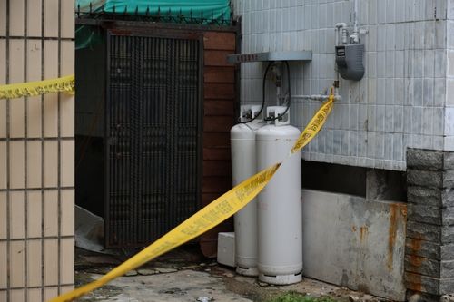 건물 뒤편 가스통이 노출된 모습